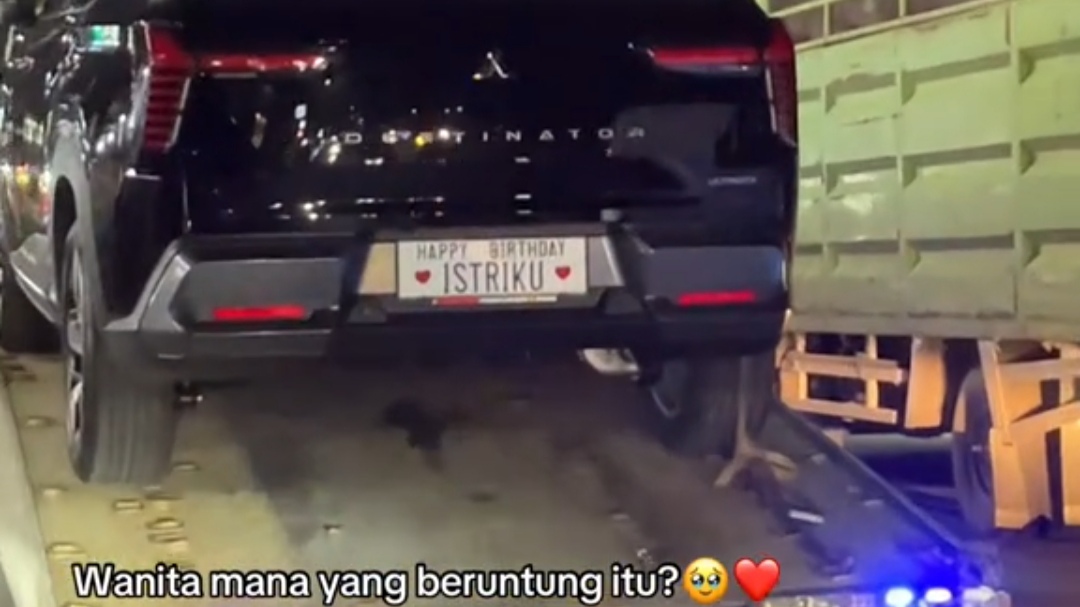 Lagi di Perjalanan, Cewek Ini Rekam Sebuah Mobil Baru yang Dibeli untuk Kado Ulang Tahun Istri Lagi di Perjalanan, Cewek Ini Rekam Sebuah Mobil Baru yang Dibeli untuk Kado Ulang Tahun Istri