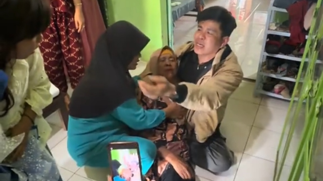 Pulang dari Korea Tanpa Kasih Kabar Orang di Rumah, Ibu Pria Ini Kaget dan Langsung Pingsan Pulang dari Korea Tanpa Kasih Kabar Orang di Rumah, Ibu Pria Ini Kaget dan Langsung Pingsan