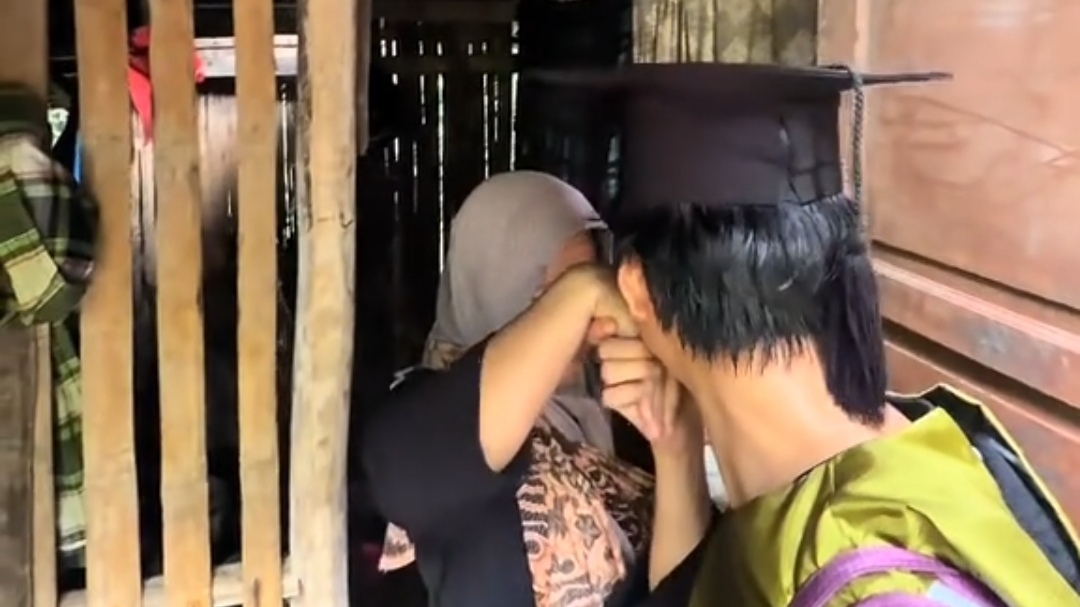 Jadi Satu-satunya Sarjana di Keluarga, Cowok Ini Datangi Rumah Kakaknya dengan Penuh Rasa Syukur Jadi Satu-satunya Sarjana di Keluarga, Cowok Ini Datangi Rumah Kakaknya dengan Penuh Rasa Syukur