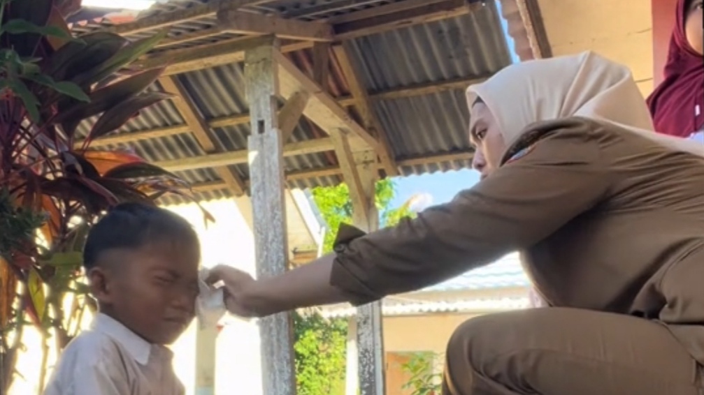 Ibu Guru Ini Dapati Muridnya Menangis, Diejek karena Tidak Bisa Beli Jajan Ibu Guru Ini Dapati Muridnya Menangis, Diejek karena Tidak Bisa Beli Jajan