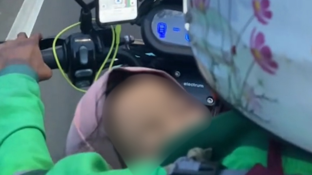 Driver Ojol Wanita Ini Tetap Gendong Anaknya Meski Sedang Bekerja di Ramainya Jalan Kota Driver Ojol Wanita Ini Tetap Gendong Anaknya Meski Sedang Bekerja di Ramainya Jalan Kota