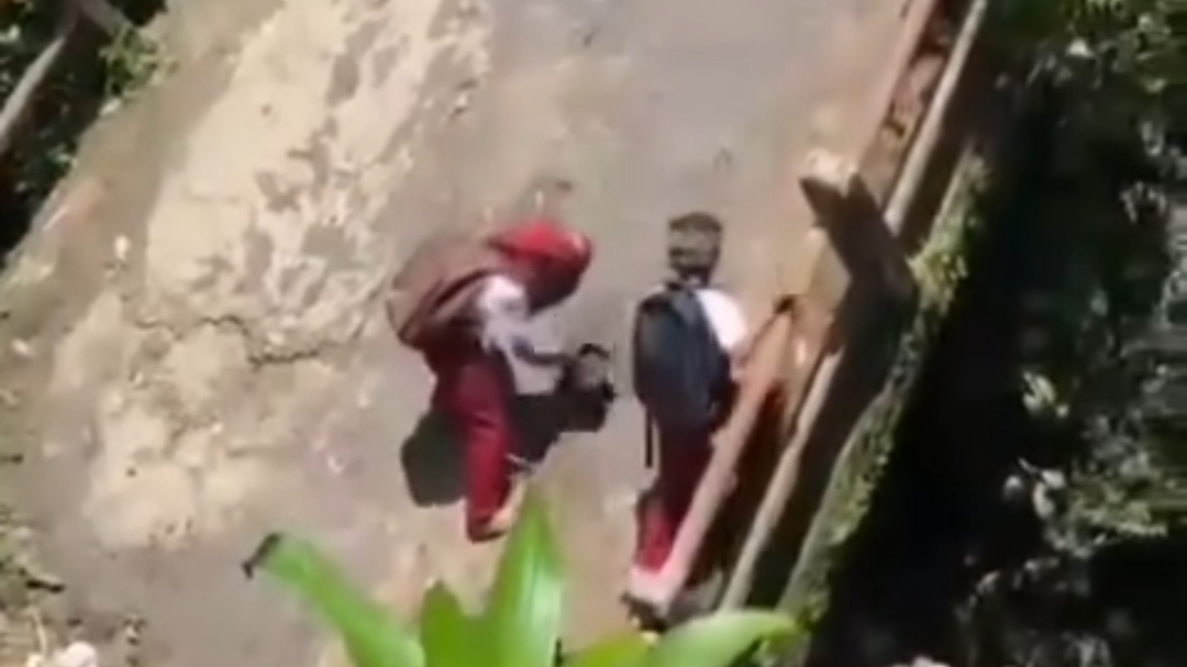 Momen Ketika Siswa-Siswi di Pandeglang Terpaksa Nyebrang Jembatan Ambruk Demi Jalan ke Sekolah Momen Ketika Siswa-Siswi di Pandeglang Terpaksa Nyebrang Jembatan Ambruk Demi Jalan ke Sekolah