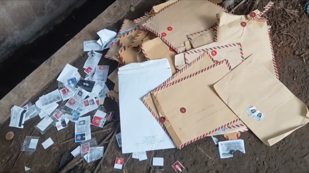 Pulang Kerja Lihat Surat Lamaran Kerja di Tempat Sampah, Cewek Jadi Sorotan Warganet Pulang Kerja Lihat Surat Lamaran Kerja di Tempat Sampah, Cewek Jadi Sorotan Warganet