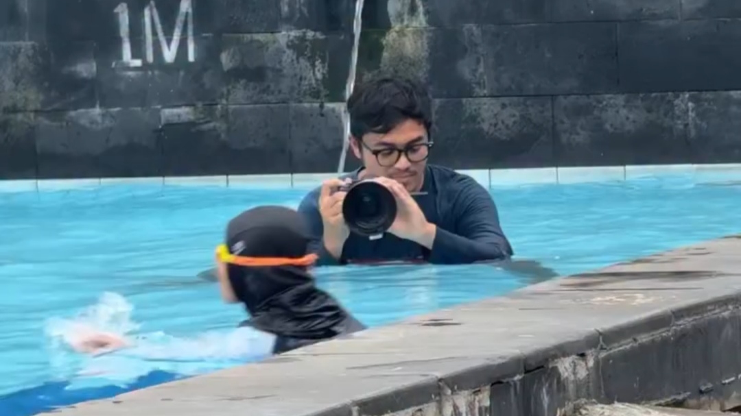 Bukan Pakai HP, Ayah Ini Justru Gunakan Kamera Profesional untuk Tugas Sekolah Putrinya Bukan Pakai HP, Ayah Ini Justru Gunakan Kamera Profesional untuk Tugas Sekolah Putrinya