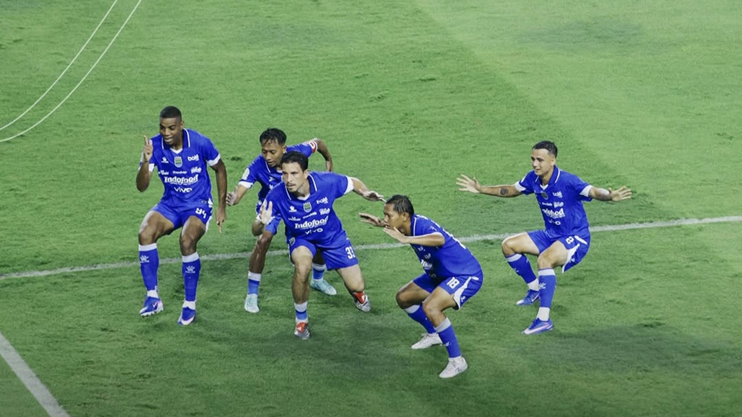 Tetap Dingin di Puncak Klasemen, Persib Bandung Amankan Tiga Poin Setelah Taklukkan Malut United dengan Skor 2-0 Tetap Dingin di Puncak Klasemen, Persib Bandung Amankan Tiga Poin Setelah Taklukkan Malut United dengan Skor 2-0