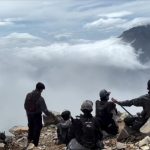 Bikin Merinding, Sekumpulan Cowok Ini Kumandangkan Adzan di Tengah Kabut Tebal di Gunung hingga Berujung Panorama Indah Terbuka