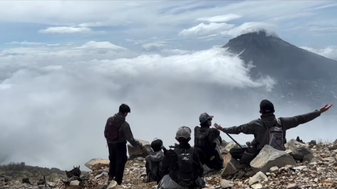 Bikin Merinding, Sekumpulan Cowok Ini Kumandangkan Adzan di Tengah Kabut Tebal di Gunung hingga Berujung Panorama Indah Terbuka Bikin Merinding, Sekumpulan Cowok Ini Kumandangkan Adzan di Tengah Kabut Tebal di Gunung hingga Berujung Panorama Indah Terbuka