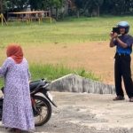 Momen Ketika Bapak-bapak Ini Fotoin Istrinya di Pinggir Jalan Raya, Jadi Sorotan Warganet