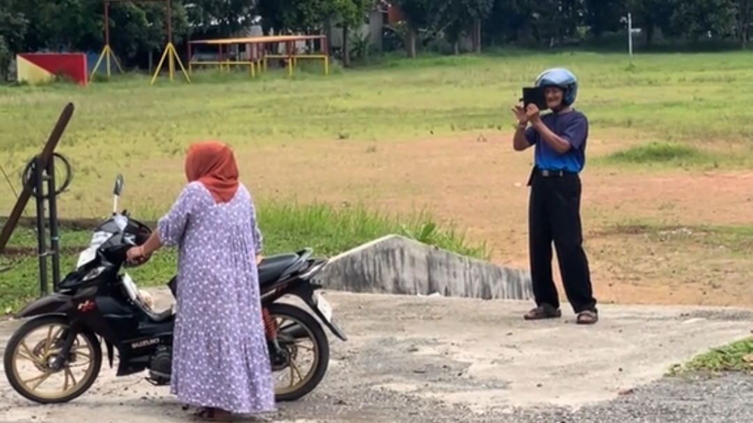 Momen Ketika Bapak-bapak Ini Fotoin Istrinya di Pinggir Jalan Raya, Jadi Sorotan Warganet Momen Ketika Bapak-bapak Ini Fotoin Istrinya di Pinggir Jalan Raya, Jadi Sorotan Warganet