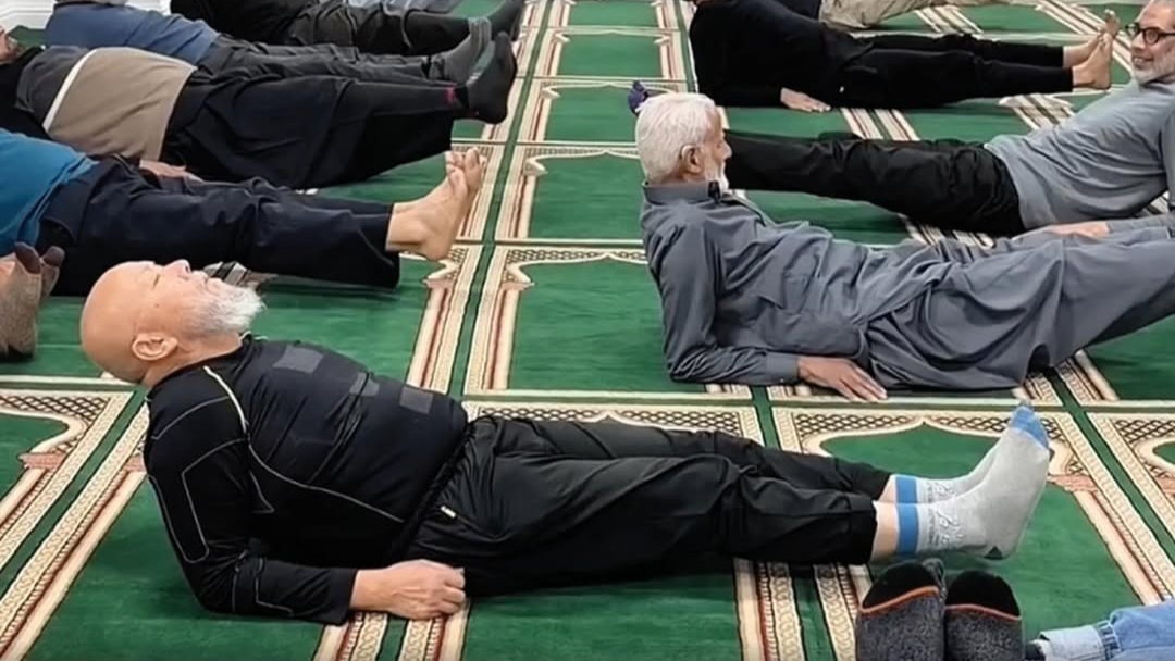 Abis Salat, Langsung Workout! Masjid Bradford Gelar Kelas Pilates Usai Dzuhur Abis Salat, Langsung Workout! Masjid Bradford Gelar Kelas Pilates Usai Dzuhur