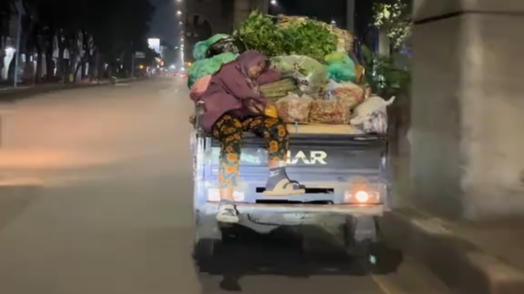 Demi Keluarga di Rumah, Ibu Ini Tunjukkan Perjuangannya yang Berangkat Subuh untuk Bekerja di Pasar Demi Keluarga di Rumah, Ibu Ini Tunjukkan Perjuangannya yang Berangkat Subuh untuk Bekerja di Pasar