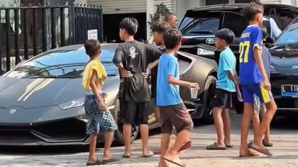 Tak Sombong Lamborghininya Dilihatin Anak-anak, Pria Ini Nyalain dan Kasih Unjuk Suaranya Tak Sombong Lamborghininya Dilihatin Anak-anak, Pria Ini Nyalain dan Kasih Unjuk Suaranya