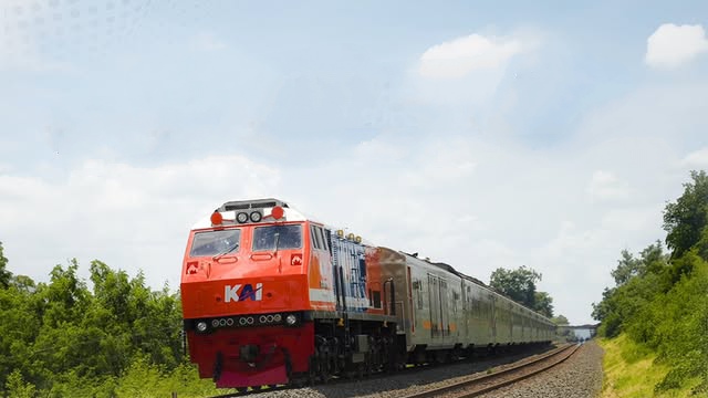 Kagum Boleh, Tapi Membahayakan Diri dan Perjalanan Kereta Api, Jangan! Kagum Boleh, Tapi Membahayakan Diri dan Perjalanan Kereta Api, Jangan!