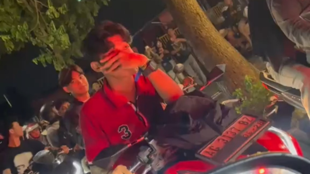 Diduga Pencuri Helm Kala Bubaran Konser di Sudimoro Kota Malang Ketahuan Pemilik dan Disoraki Massa Diduga Pencuri Helm Kala Bubaran Konser di Sudimoro Kota Malang Ketahuan Pemilik dan Disoraki Massa