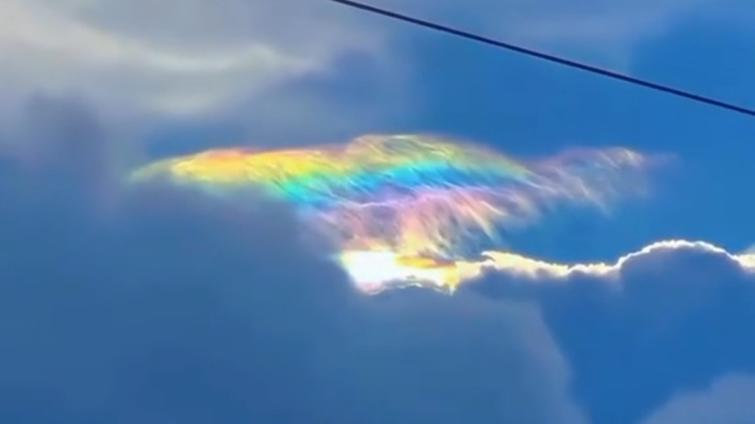 Fenomena Langka, Cewek Ini Rekam Awan Pelangi Muncul Hiasi Langit Sore di Aceh Tengah Fenomena Langka, Cewek Ini Rekam Awan Pelangi Muncul Hiasi Langit Sore di Aceh Tengah