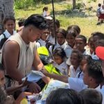 Tidak Ingin Kasus Terulang Kembali, Cowok Ini Bagikan Sejumlah Buku dan Pena untuk Anak-anak di NTT