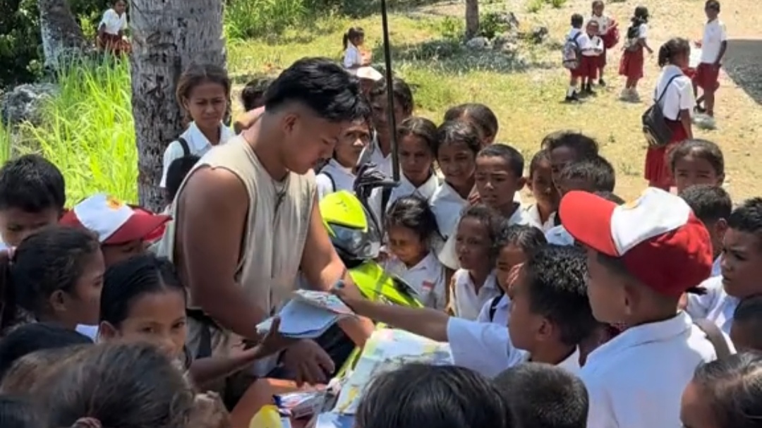 Tidak Ingin Kasus Terulang Kembali, Cowok Ini Bagikan Sejumlah Buku dan Pena untuk Anak-anak di NTT