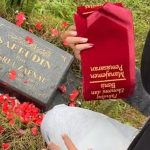 Persembahkan Gelar Sarjana untuk Almarhum Ayahnya, Cewek Ini Tak Kuasa Tahan Tangis di Depan Makamnya