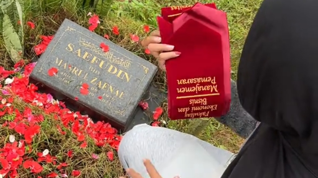 Persembahkan Gelar Sarjana untuk Almarhum Ayahnya, Cewek Ini Tak Kuasa Tahan Tangis di Depan Makamnya Persembahkan Gelar Sarjana untuk Almarhum Ayahnya, Cewek Ini Tak Kuasa Tahan Tangis di Depan Makamnya