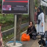 Aduh! Warga Ini Alami Luka di Dahi Usai Bentur Papan Reklame Seng yang Mejeng di Trotoar Jalan