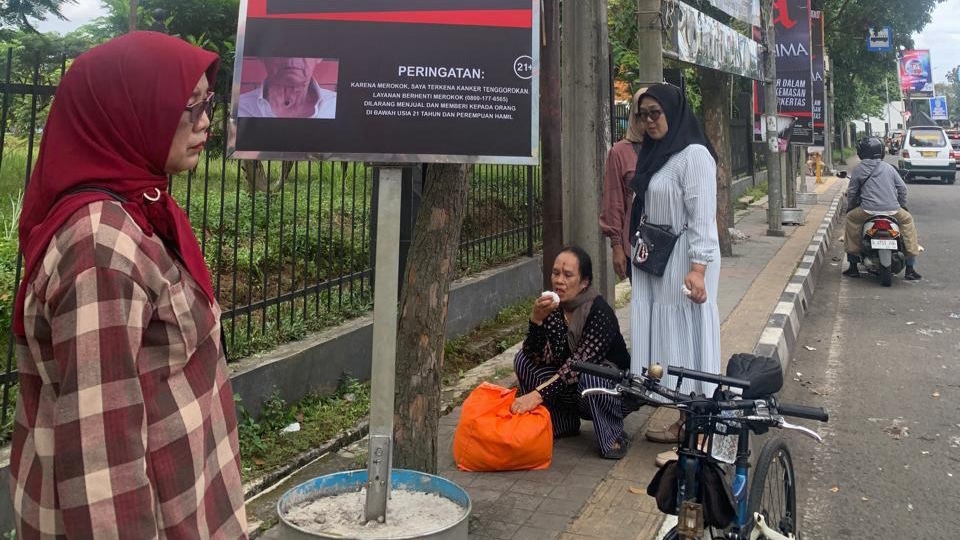 Aduh! Warga Ini Alami Luka di Dahi Usai Bentur Papan Reklame Seng yang Mejeng di Trotoar Jalan Aduh! Warga Ini Alami Luka di Dahi Usai Bentur Papan Reklame Seng yang Mejeng di Trotoar Jalan