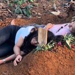 Makam Tak Lagi Menyeramkan, Dua Orang Ini Tiduran di Atas Makam Sambil Menangis Jadi Sorotan Warganet