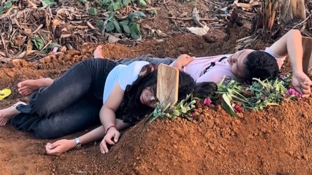 Makam Tak Lagi Menyeramkan, Dua Orang Ini Tiduran di Atas Makam Sambil Menangis Jadi Sorotan Warganet Makam Tak Lagi Menyeramkan, Dua Orang Ini Tiduran di Atas Makam Sambil Menangis Jadi Sorotan Warganet