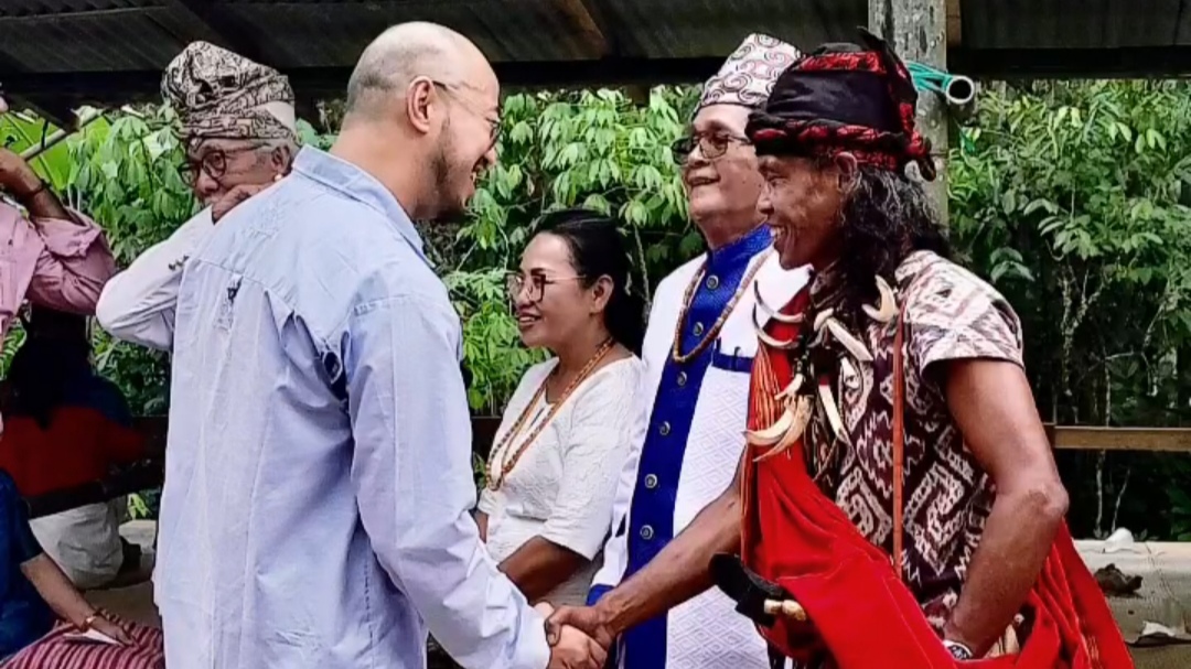 Pandji Pragiwaksono Bagikan Momen Saat Jalani Sidang Adat di Tana Toraja, Masyarakat Tak Menyangka Kedatangannya Pandji Pragiwaksono Bagikan Momen Saat Jalani Sidang Adat di Tana Toraja, Masyarakat Tak Menyangka Kedatangannya
