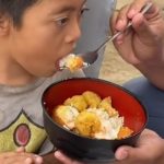 Momen Haru Sejumlah Siswa Ini Suapin Makan ke Anak Spesial yang Sering Main ke Sekolah Mereka