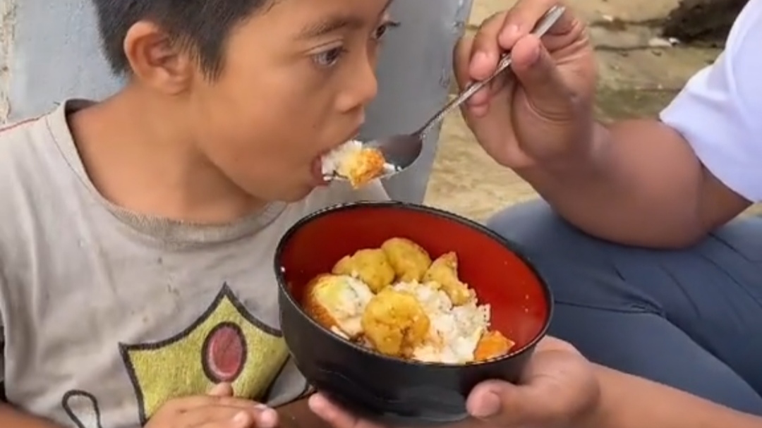 Momen Haru Sejumlah Siswa Ini Suapin Makan ke Anak Spesial yang Sering Main ke Sekolah Mereka Momen Haru Sejumlah Siswa Ini Suapin Makan ke Anak Spesial yang Sering Main ke Sekolah Mereka