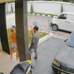 Lagi Nanyain Alamat, Jidat Kurir Tiba-tiba Ditepok Sama Ibu Ini karena Ada Nyamuk