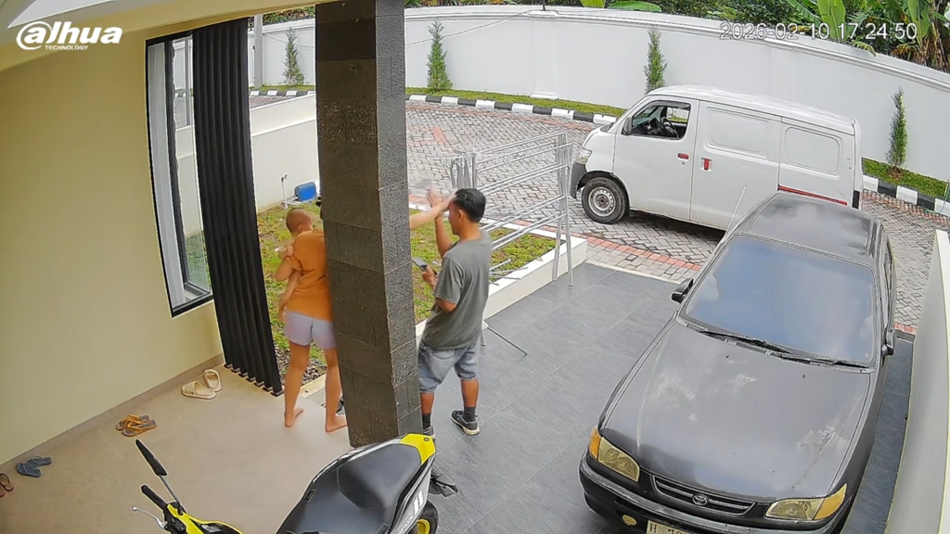 Lagi Nanyain Alamat, Jidat Kurir Tiba-tiba Ditepok Sama Ibu Ini karena Ada Nyamuk Lagi Nanyain Alamat, Jidat Kurir Tiba-tiba Ditepok Sama Ibu Ini karena Ada Nyamuk