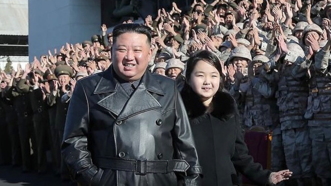 Kim Jong Un Diduga Pilih Putrinya yang Berusia 13 Tahun Menjadi Penerus Pemimpin Korea Utara Kim Jong Un Diduga Pilih Putrinya yang Berusia 13 Tahun Menjadi Penerus Pemimpin Korea Utara