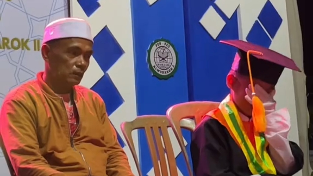 Momen Haru Ayah Tunggal Ketika Anak Laki-lakinya Jadi Wisuda Siswa Terbaik, Langsung Tepuk Tangan dan Usap Air Mata Momen Haru Ayah Tunggal Ketika Anak Laki-lakinya Jadi Wisuda Siswa Terbaik, Langsung Tepuk Tangan dan Usap Air Mata