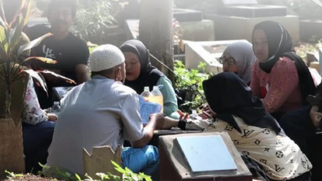 Makna dan Manfaat Tradisi Nyekar atau Nyadran Sebelum Ramadan Makna dan Manfaat Tradisi Nyekar atau Nyadran Sebelum Ramadan