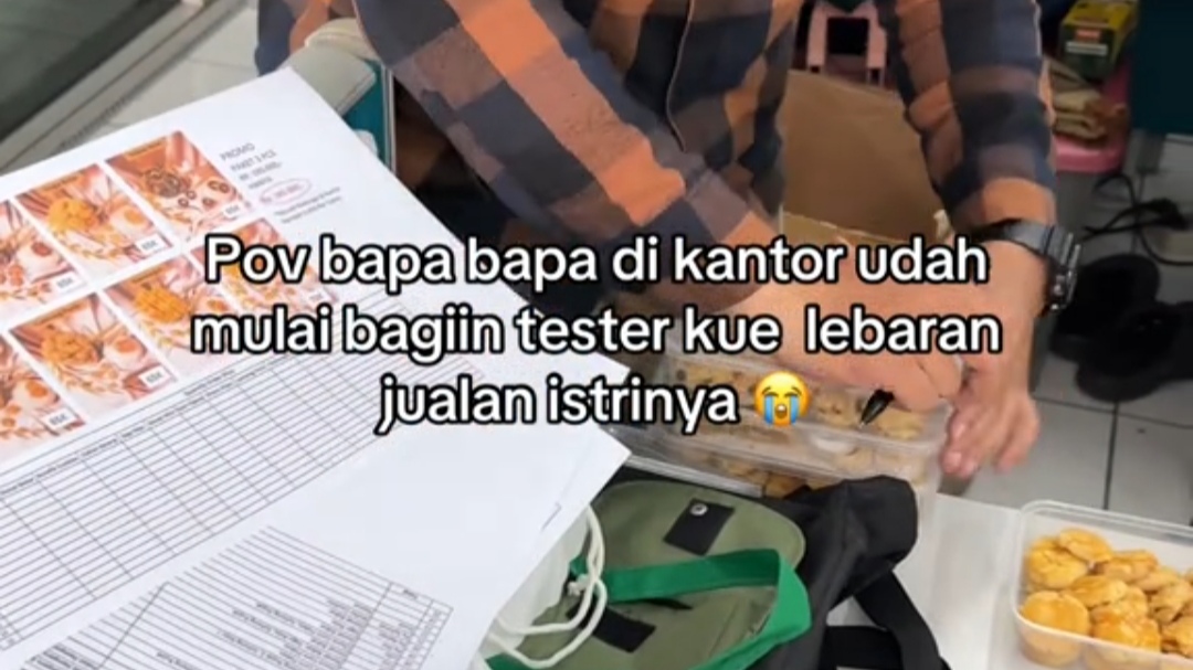 Dukung Istri Jualan, Bapak-bapak Kantor Ini Bagi Tester Kue dan Lengkap dengan List Harganya Dukung Istri Jualan, Bapak-bapak Kantor Ini Bagi Tester Kue dan Lengkap dengan List Harganya