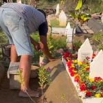 Meski Istri Telah Tiada Enam Bulan, Bapak Ini Setia Merawat Makam Setiap Hari