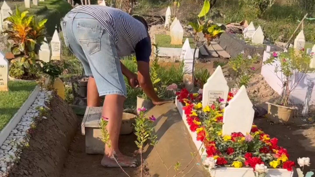 Meski Istri Telah Tiada Enam Bulan, Bapak Ini Setia Merawat Makam Setiap Hari Meski Istri Telah Tiada Enam Bulan, Bapak Ini Setia Merawat Makam Setiap Hari