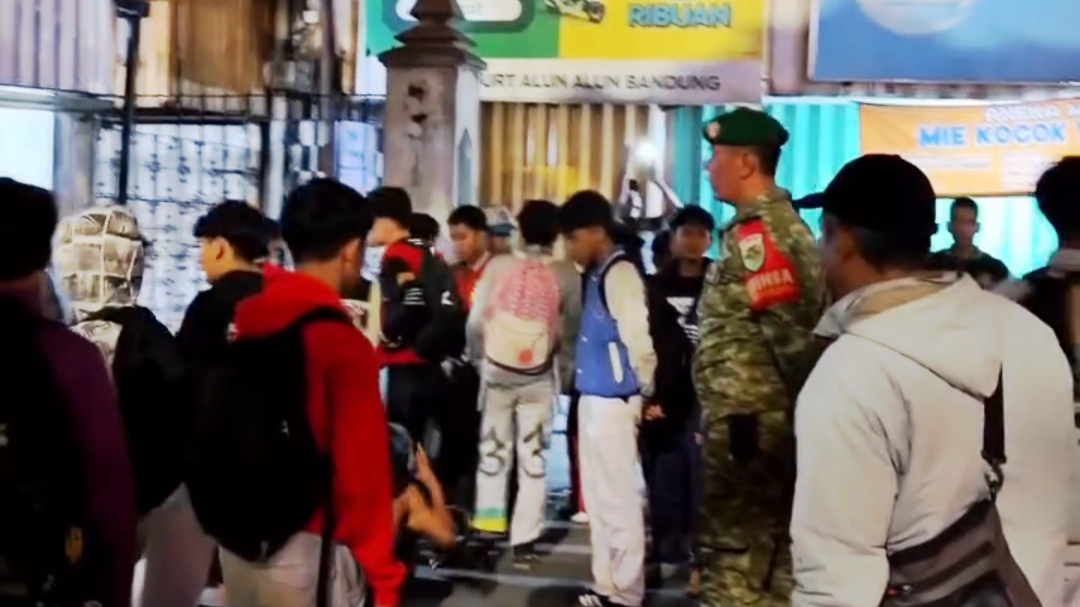 40 Siswa SMP Tanpa Pendamping Dipulangkan oleh Pemkot Bandung ke Kota Asalnya 40 Siswa SMP Tanpa Pendamping Dipulangkan oleh Pemkot Bandung ke Kota Asalnya
