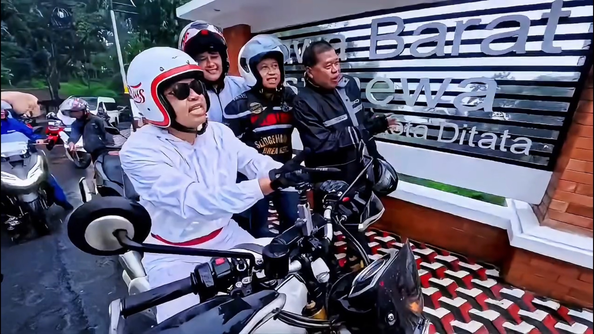 Rayakan Satu Tahun Kepemimpinan, Dedi Mulyadi Gelar Jalur Momotoran dalam Inspeksi Aspal dan Tata Ruang Rayakan Satu Tahun Kepemimpinan, Dedi Mulyadi Gelar Jalur Momotoran dalam Inspeksi Aspal dan Tata Ruang