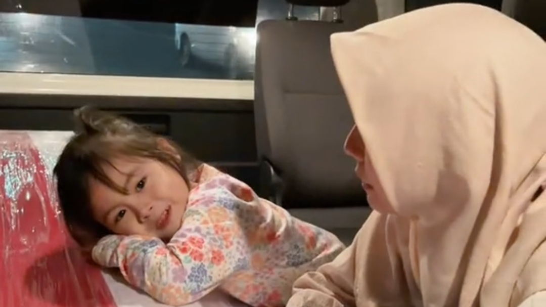 Momen Haru Anak Perempuan Peluk Terakhir Kali Ayah TNI yang Gugur Sepulang Misi Pembangunan Jembatan Aceh Momen Haru Anak Perempuan Peluk Terakhir Kali Ayah TNI yang Gugur Sepulang Misi Pembangunan Jembatan Aceh