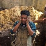 Bikin Nyesek, Empat Cowok Ini Hancur Hatinya Saat Antarkan Almarhum Ibunya ke Tempat Peristirahatan Terakhir