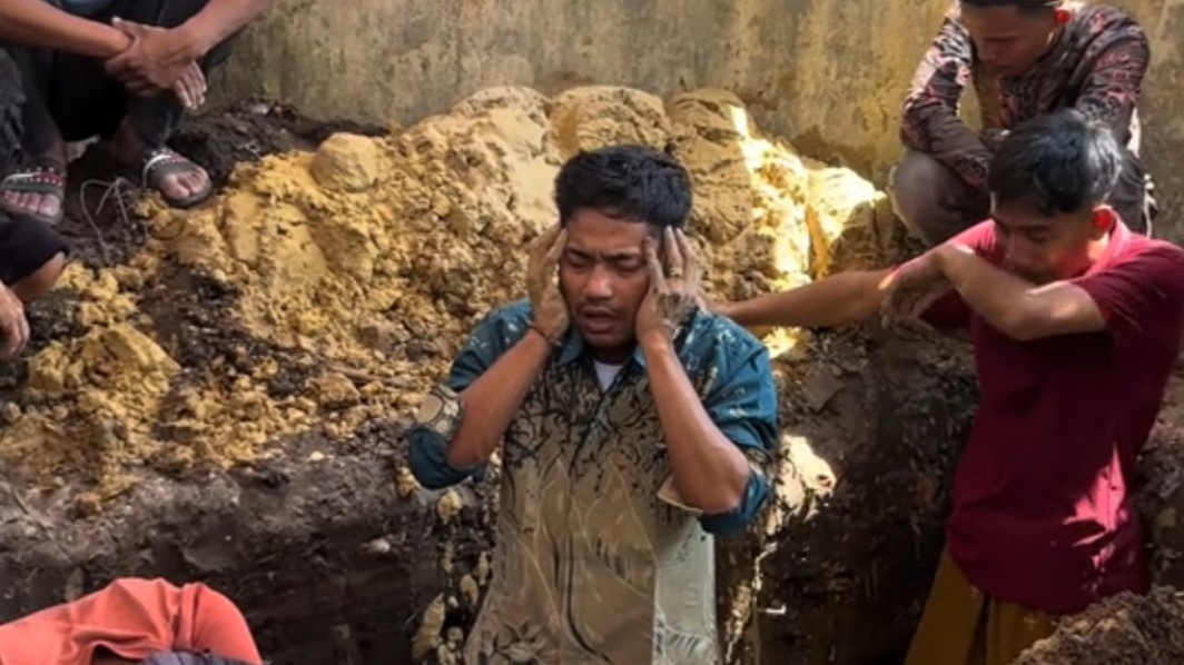Bikin Nyesek, Empat Cowok Ini Hancur Hatinya Saat Antarkan Almarhum Ibunya ke Tempat Peristirahatan Terakhir Bikin Nyesek, Empat Cowok Ini Hancur Hatinya Saat Antarkan Almarhum Ibunya ke Tempat Peristirahatan Terakhir