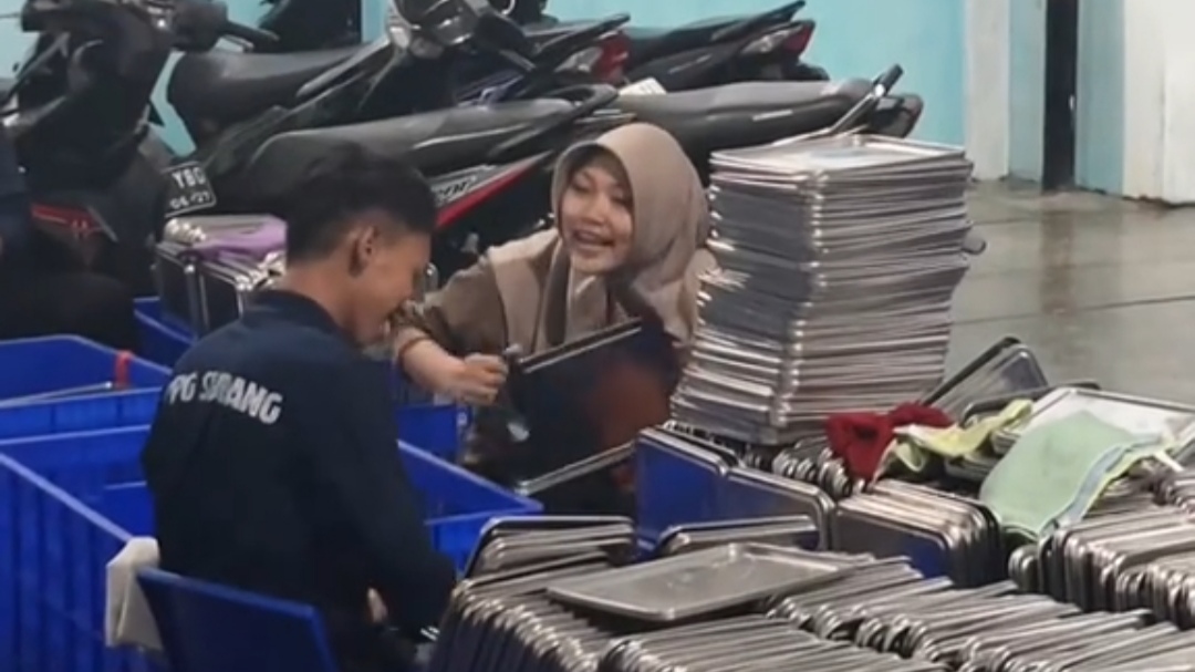 Momen So Sweet Cowok dan Cewek Ini Saat Kerja di Dapur MBG