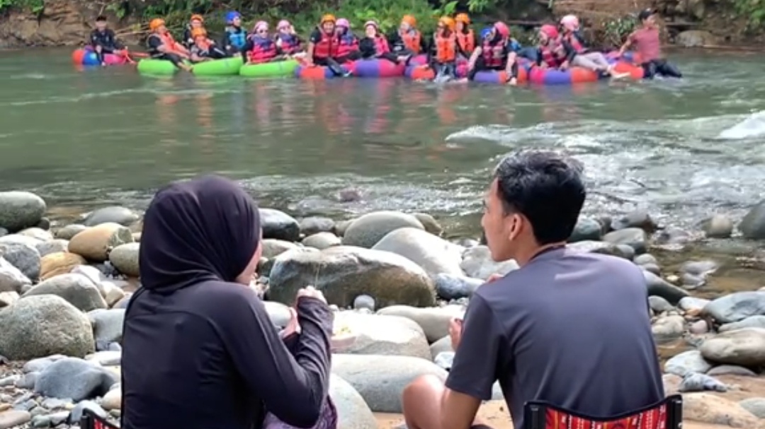 Pasangan Ini Lagi Nikmatin Makan di Tepi Sungai, tapi Tiba-tiba Ada Rombongan Lewat Pasangan Ini Lagi Nikmatin Makan di Tepi Sungai, tapi Tiba-tiba Ada Rombongan Lewat