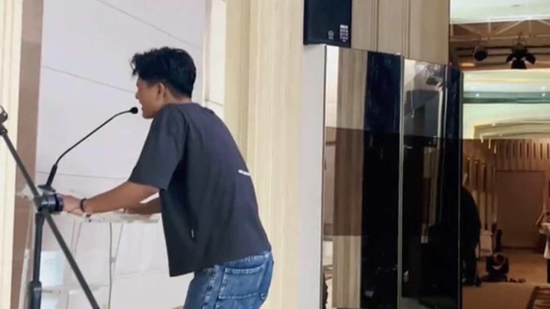 Lagi Tes Mic untuk Acara, Cowok Ini Malah Buat Warganet Terkesima karena Tilawah Lagi Tes Mic untuk Acara, Cowok Ini Malah Buat Warganet Terkesima karena Tilawah