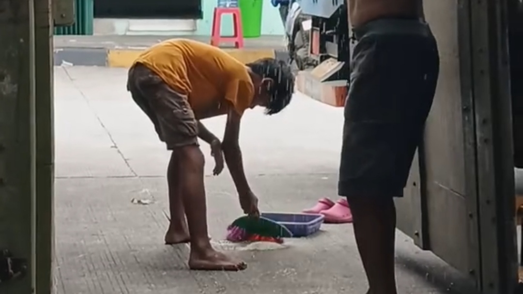 Demi Sesuap Nasi, Anak Kecil Ini Rela Mengais Sisa Beras yang Jatuh dari Atas Truk Demi Sesuap Nasi, Anak Kecil Ini Rela Mengais Sisa Beras yang Jatuh dari Atas Truk