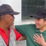 Hilang Kontak Selama 43 Tahun, Bapak Ini Terkejut karena Bisa Bertemu Sahabat SDnya di Depan Anaknya