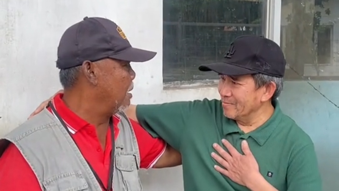 Hilang Kontak Selama 43 Tahun, Bapak Ini Terkejut karena Bisa Bertemu Sahabat SDnya di Depan Anaknya Hilang Kontak Selama 43 Tahun, Bapak Ini Terkejut karena Bisa Bertemu Sahabat SDnya di Depan Anaknya