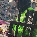 Baru Dapat Satu Orderan dari Pagi, Ibu Ini Berbagi Sembako ke Driver Ojol